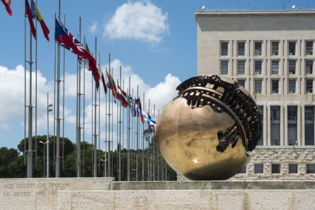 MAECI Facciata del Palazzo con Sfera Grande di Arnaldo Pomodoro. Foto di Giorgio Benni